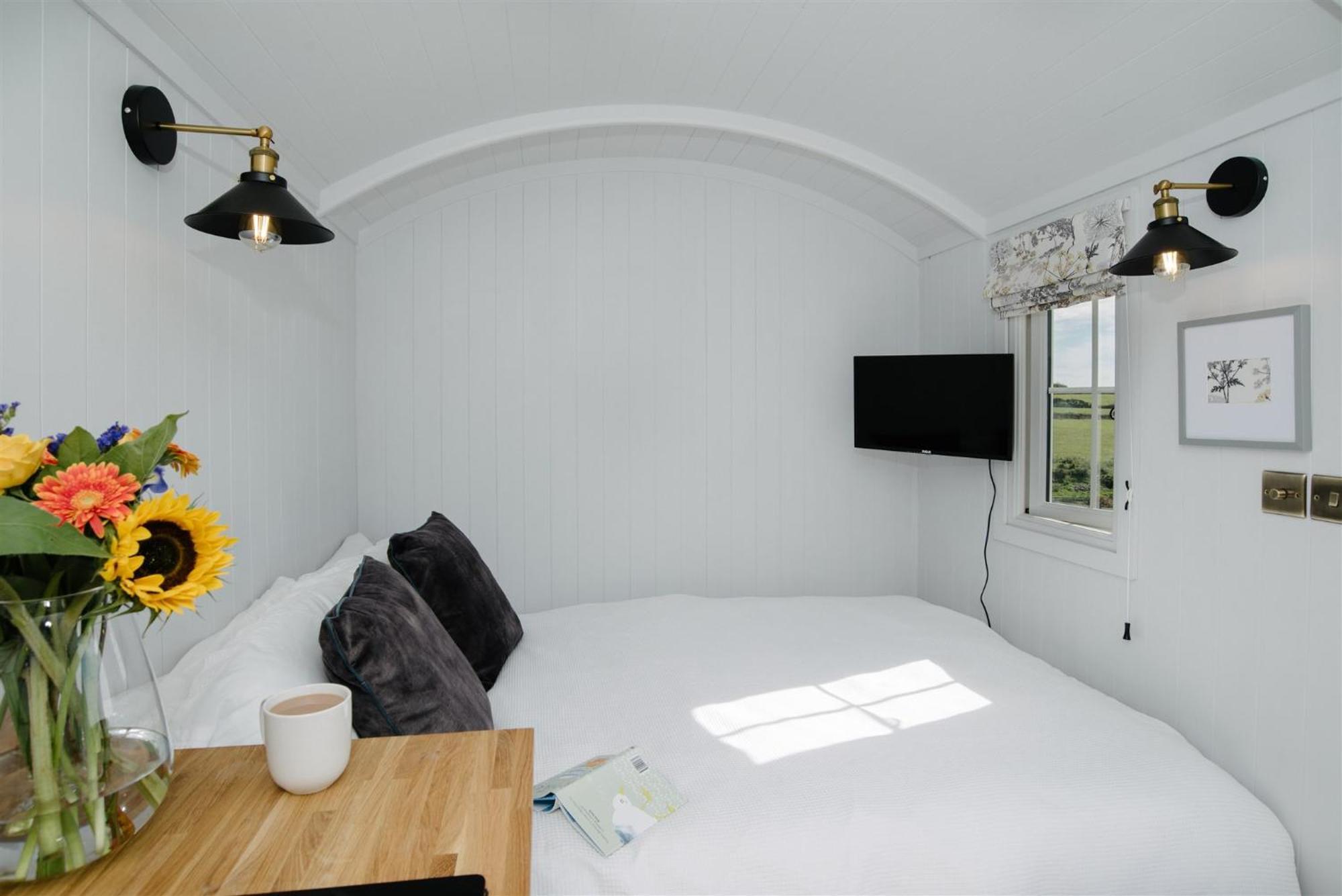 Shepherds Hut At Chenhall Farm Apartment